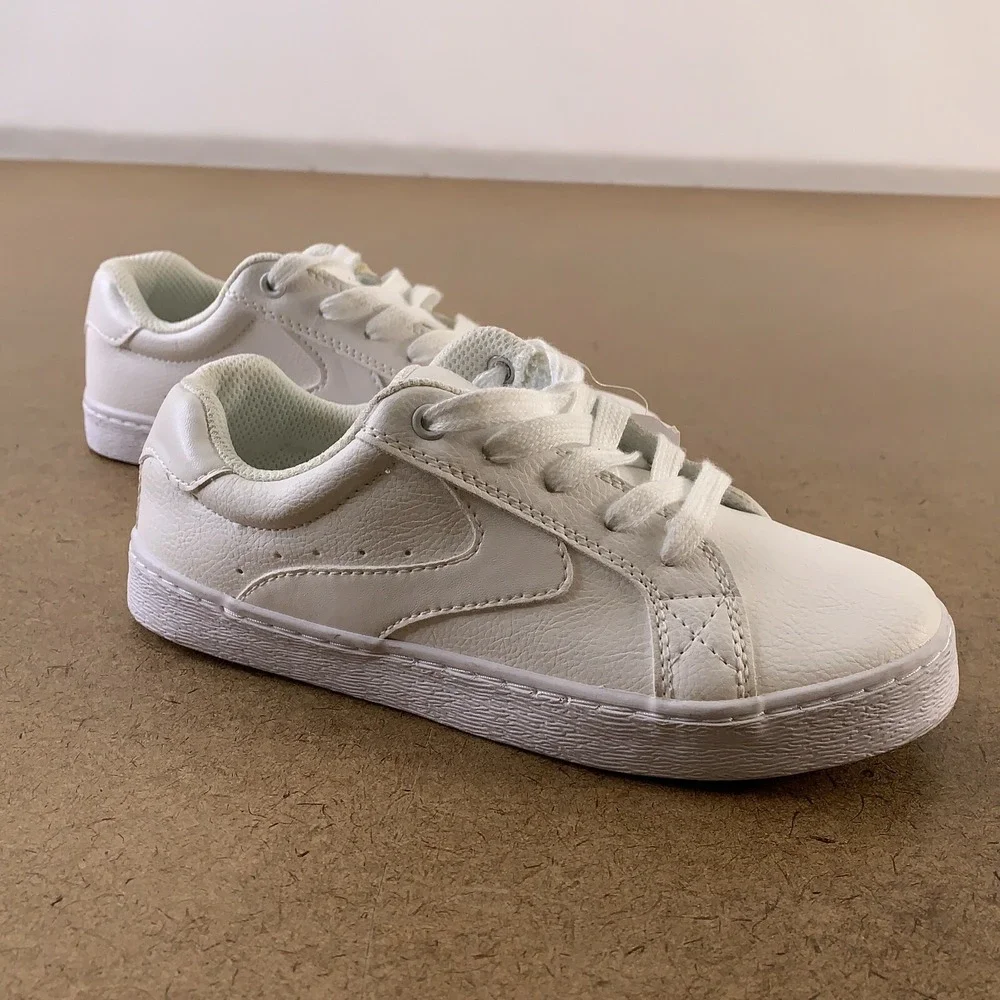 The Children's Place Boys Size 2 White Uniform Faux Leather Low Top Sneakers NWT